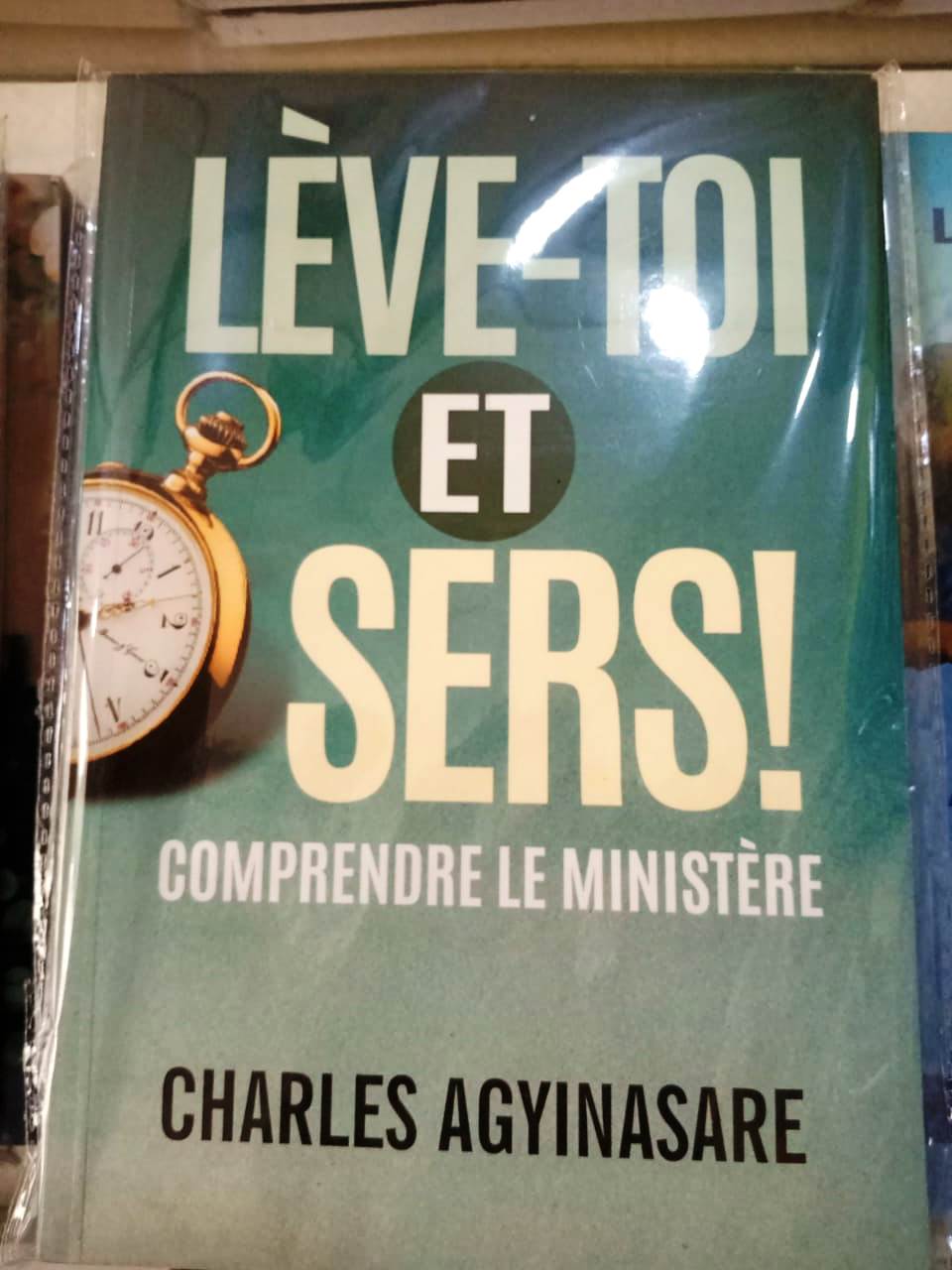 LÈVE-TOI ET SERS !